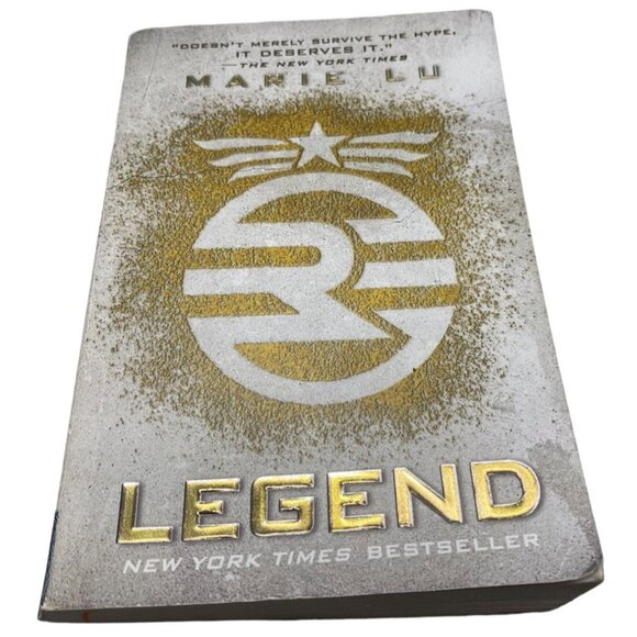 Legend paperback book by Marie Lu 2011 English New york Times bestseller READ - Picture 1 of 4